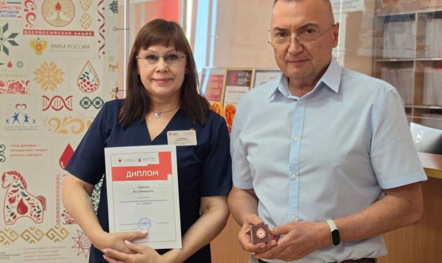 Вручение Памятных значков РКК за регулярное донорство сотрудникам Кузбасского центра крови